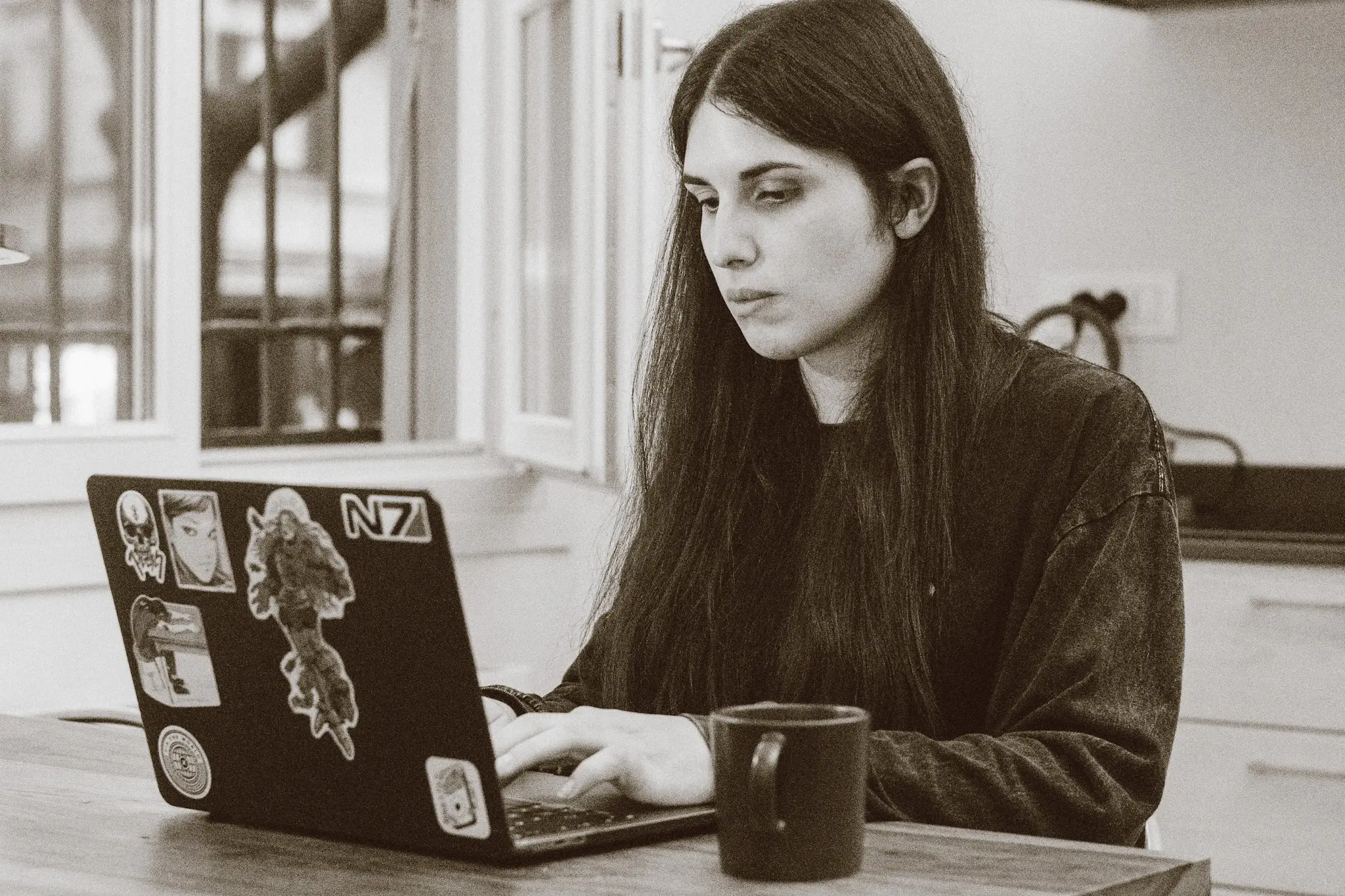 Eva Monticelli mentre lavora al computer